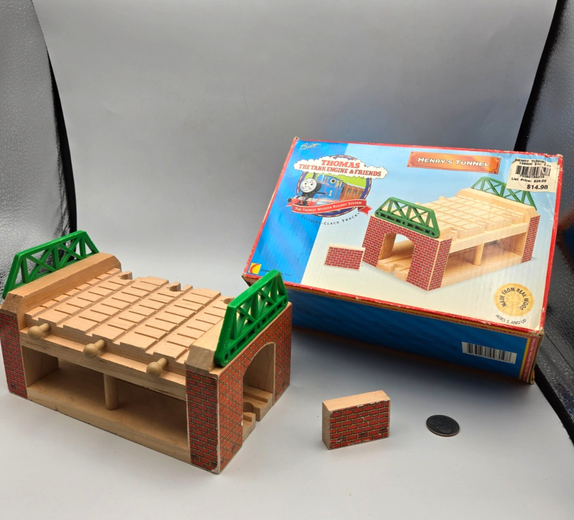 Thomas Train & Friends carro armato motore ferrovia in legno esce tunnel di Henry con parete