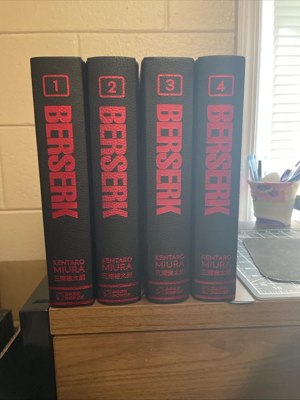Lotto manga Berserk Deluxe Edition copertina rigida vol 1-4 Kentaro Miura Dark Horse