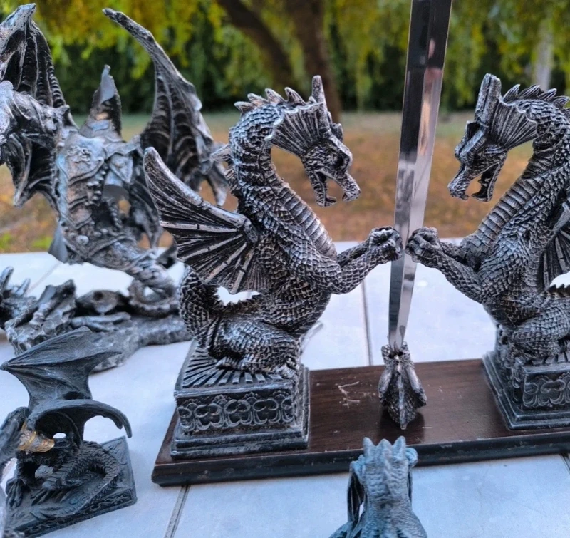 Lotto 27 Statuine Draghi Fantasy: Spade, Draghi Orientali e Miniature da Collezione