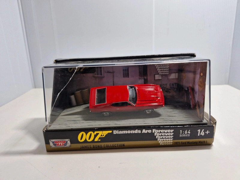 Boîte abîmé et votre cassée Ford Mustang Mach 1 1971 James Bond 007 - Motor Max 1/64 (Diorama)