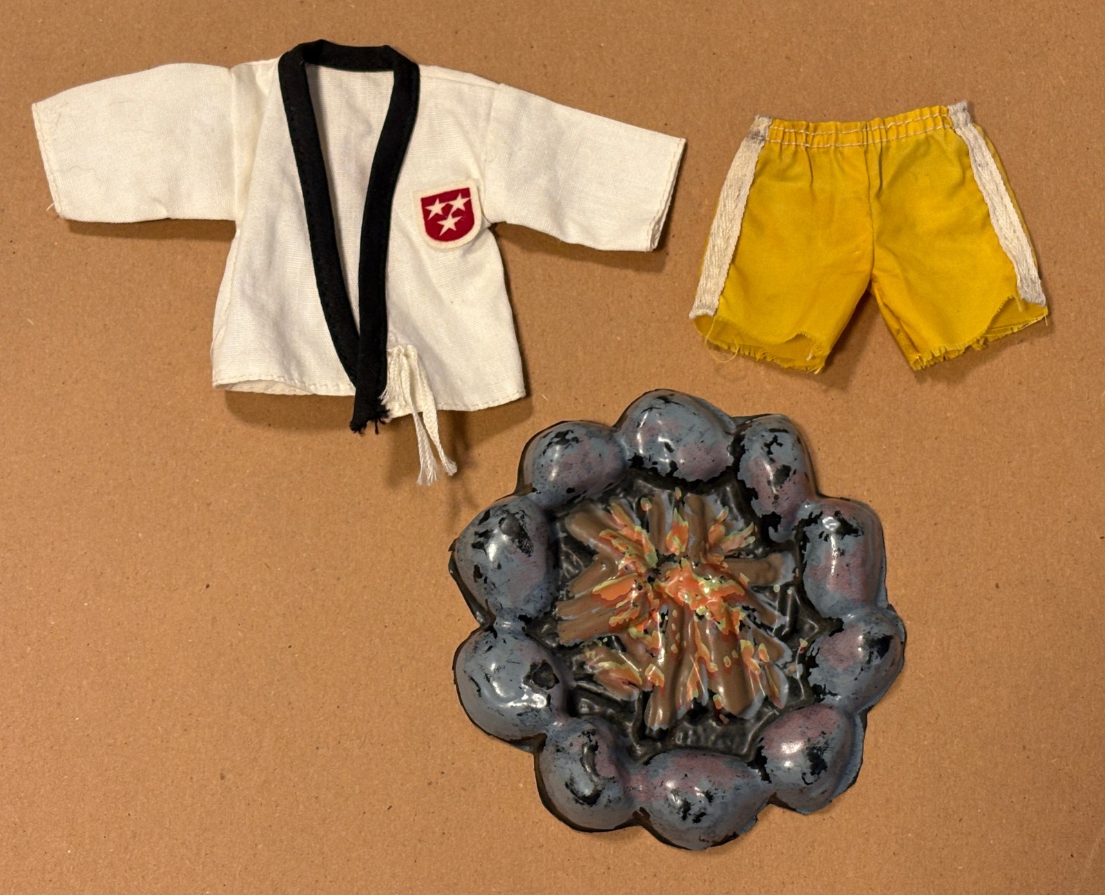 Vintage 1973 Big Jim Karate Gi Kun fu uniforme gialla pantaloncini hockey Bon Fire Pit