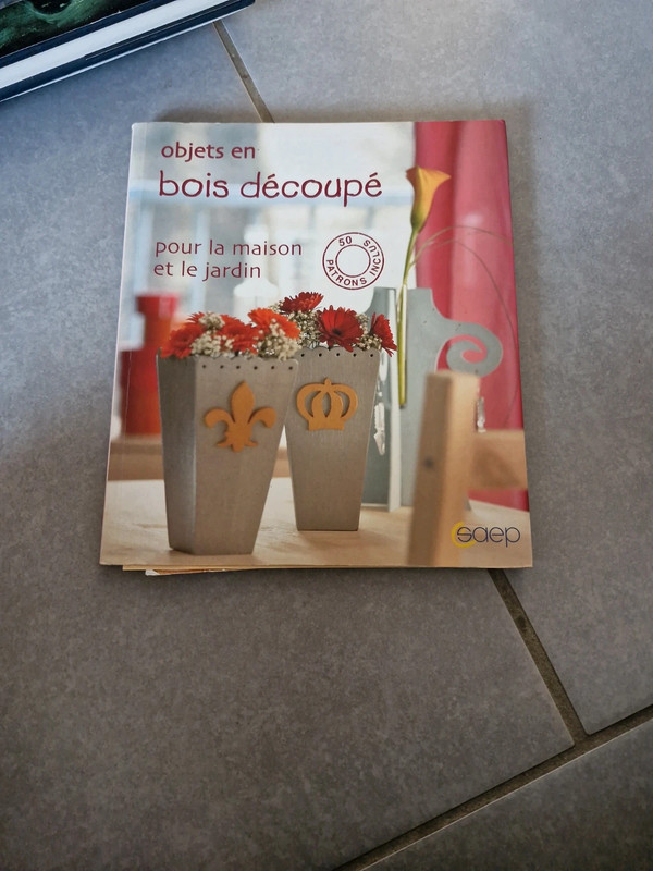 Livre objet en bois découpe