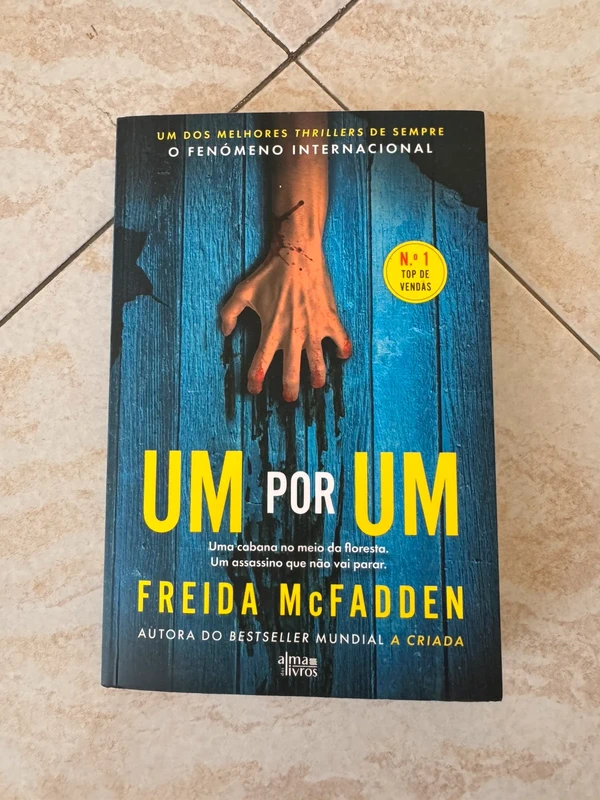 Livro “Um por um” Freida Mcfadden