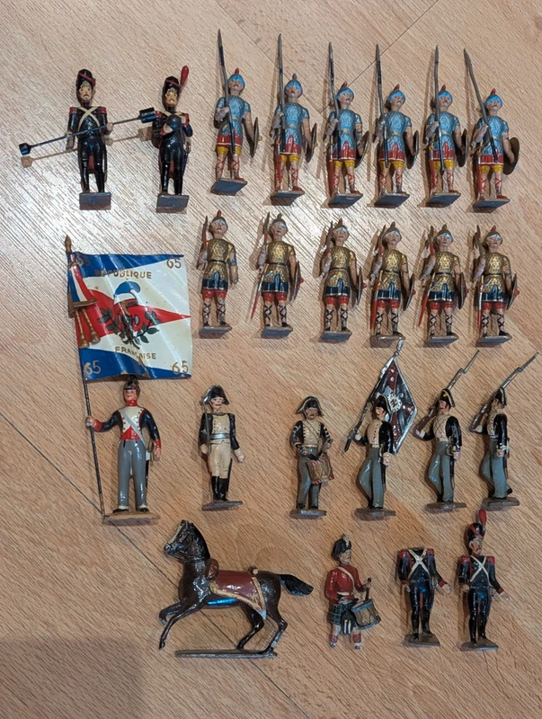 Figurines militaires anciennes en plomb peint
