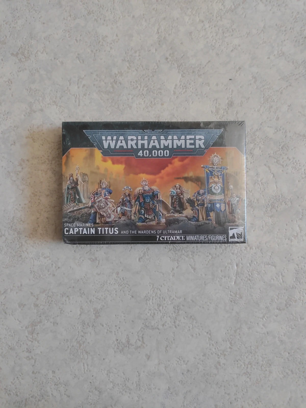 boîte de jeu de figurines Warhammer 40,000 intitulée "Captain Titus and the Wardens of Ultramar".