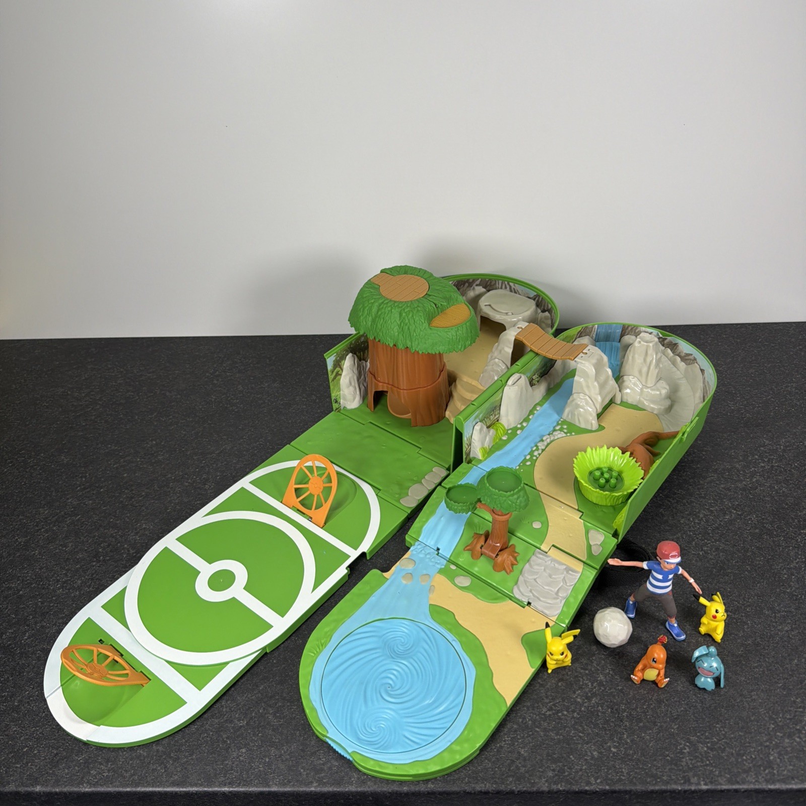 Pokémon Battle Carry Case Zaino Playset con 5 Personaggi Pokémon e Masso