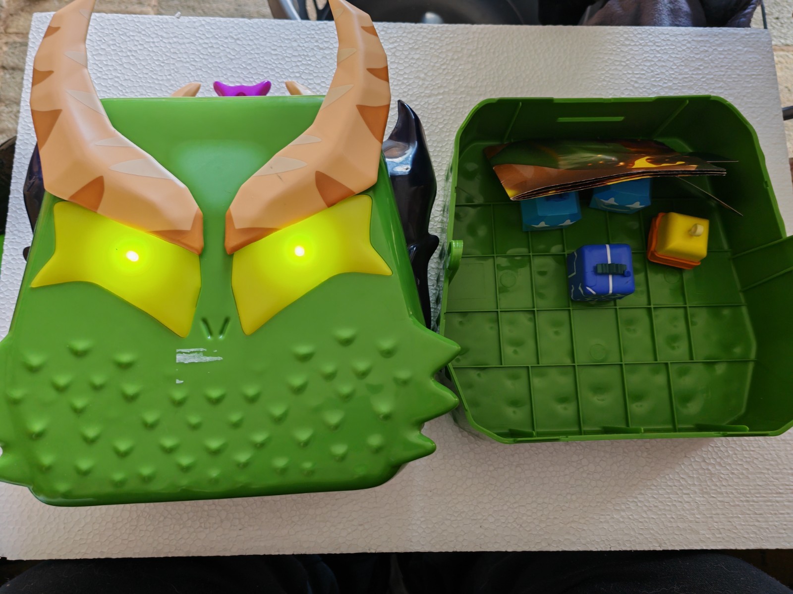Blox Fruits Series 2 Ultimate Dragon Bundle custodia verde con personaggi 