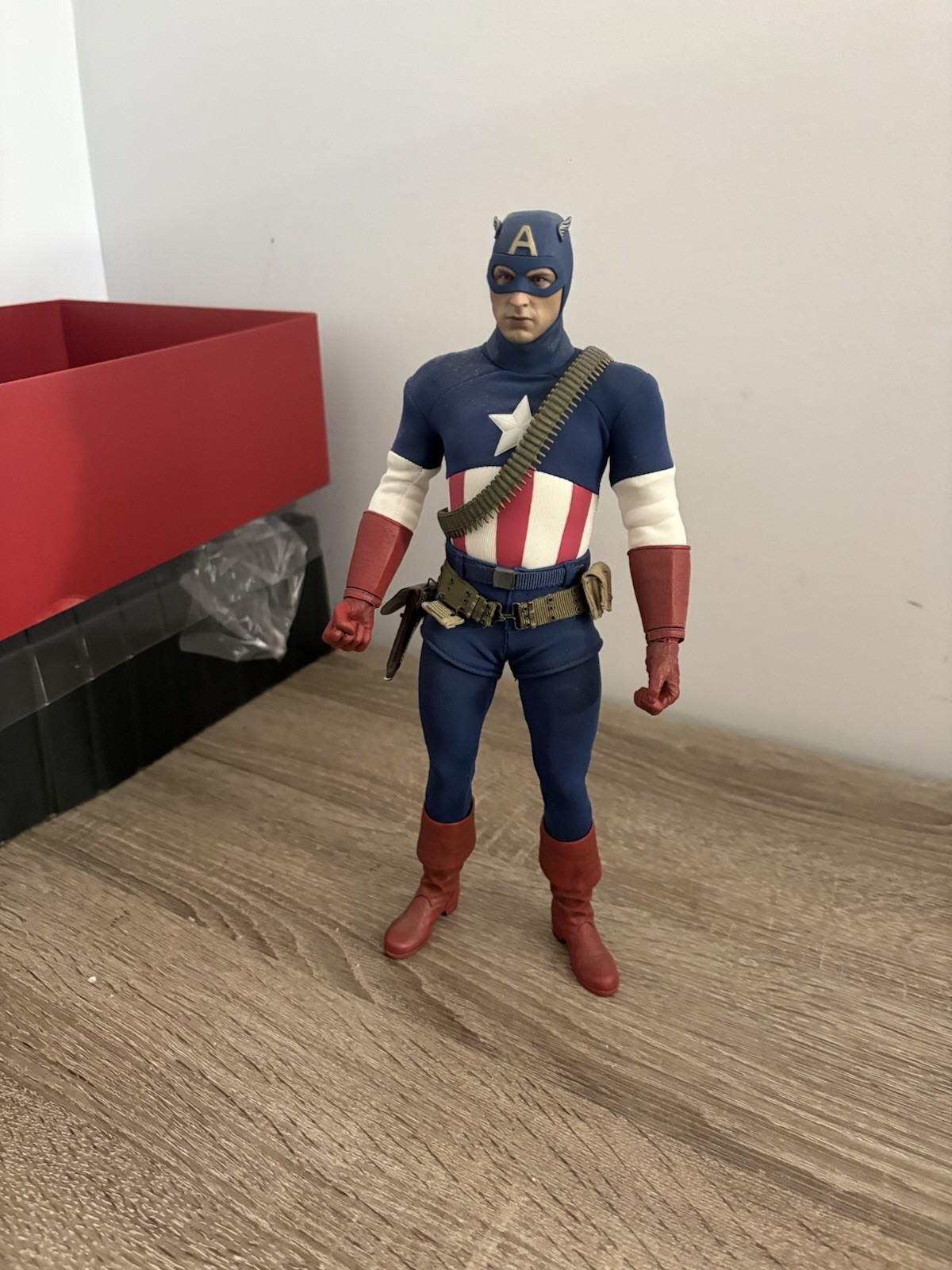 Hot Toys MMS205 Captain America First Avenger Star Spangled Man Collectible