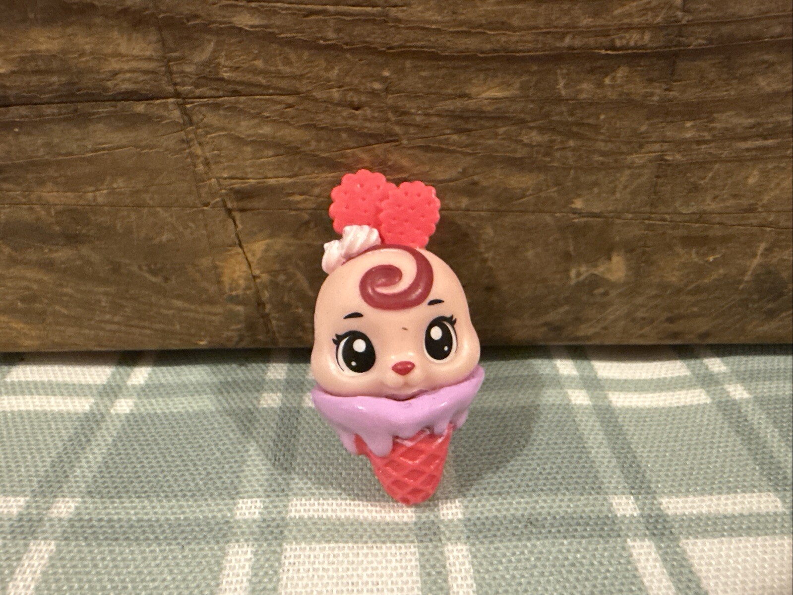 Modellino PVC giocattolo orso rosa in cono gelato ZURU mini marca ragazza orsacchiotto viola