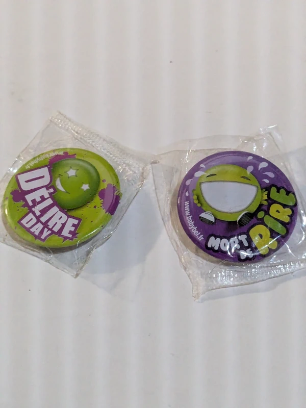 lot de 2 badges publicitaire métal " Babybel " détail voir photos