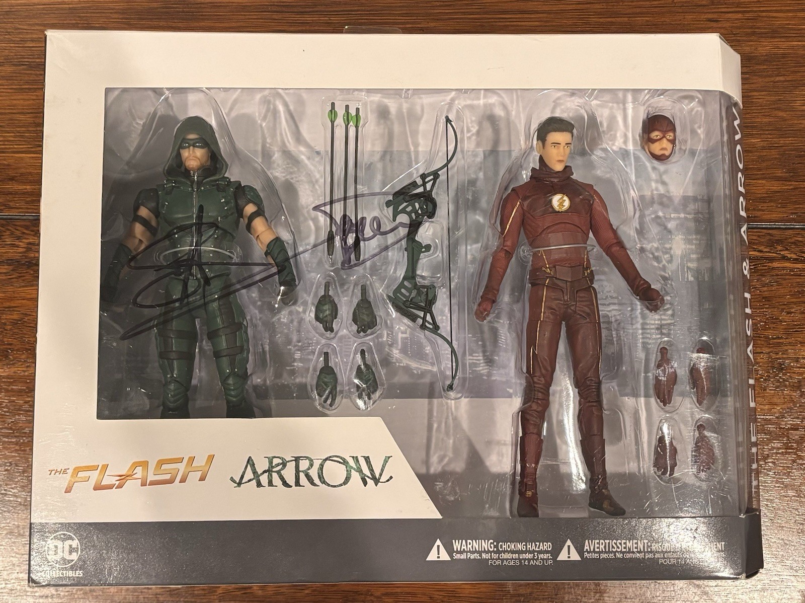 Modellino CW DC Comics Green Arrow Stephen Amell autografato firmato