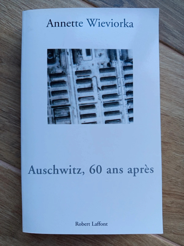 Auschwitz, 60 ans après écrit par l'historienne Annette Wieviorka
