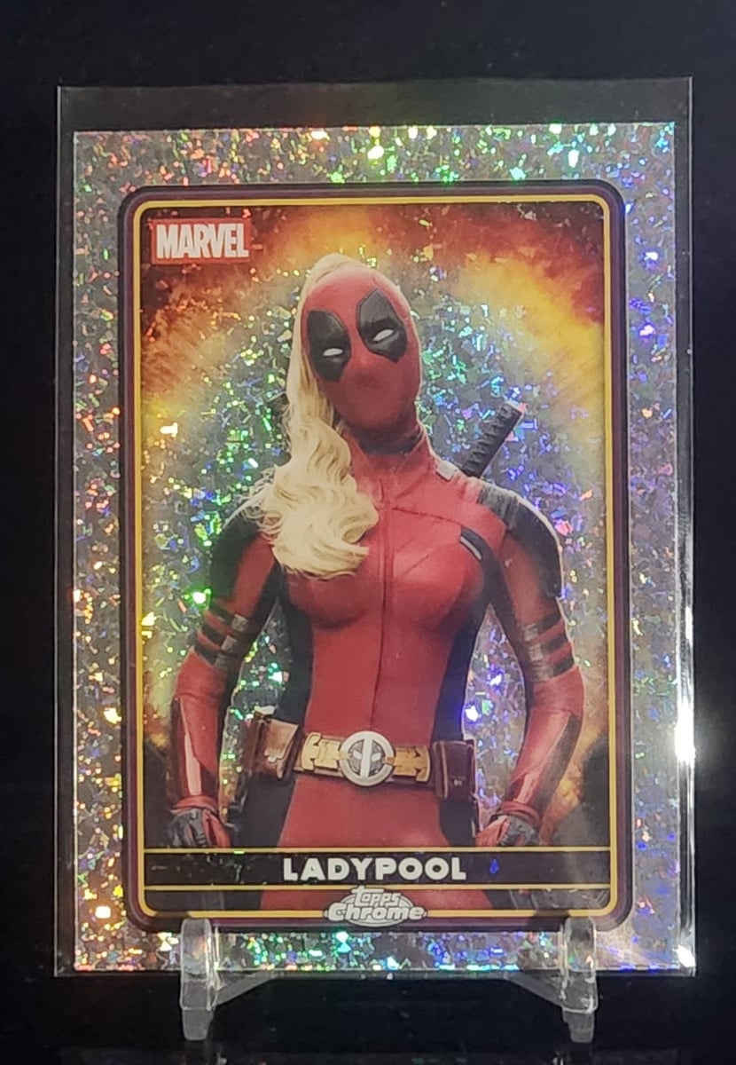 2025 Topps Chrome Deadpool #27 Ladypool MINI rifrattore diamanti
