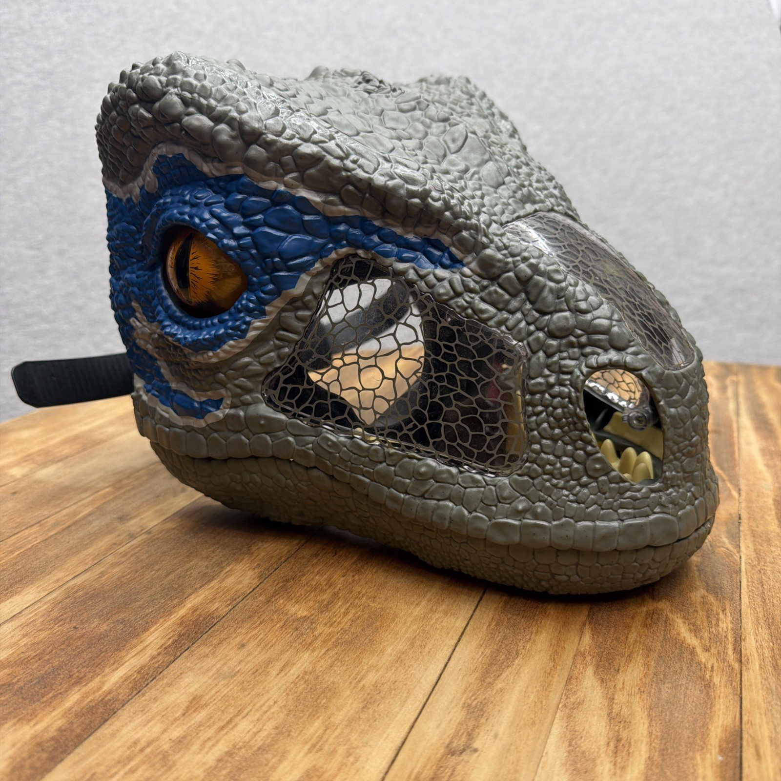 Maschera Ruggito Mattel Universal Jurassic World Chomp N 2017 Velociraptor Blu TESTATA