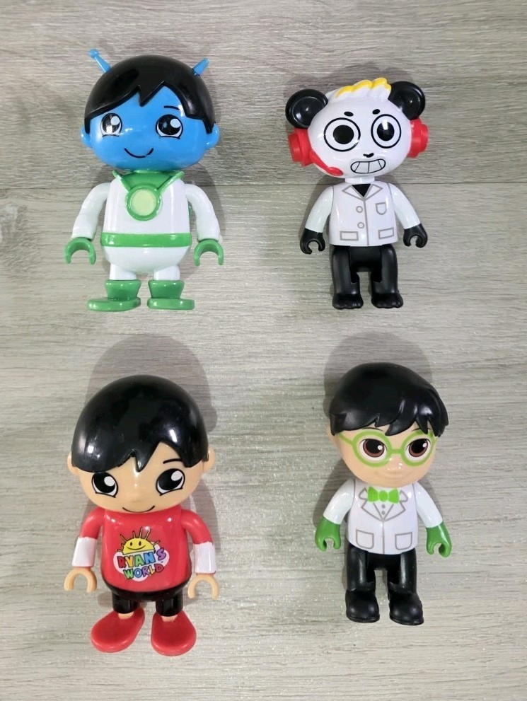 4x PACCHETTO FIGURINE RYAN'S WORLD - ALIENO TUTA / RYAN / PROFESSORE / FIGURA PANDA