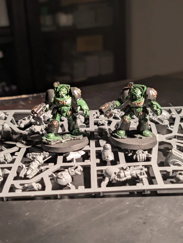 5 terminators (2 montés et peints + 3 sur grappe)