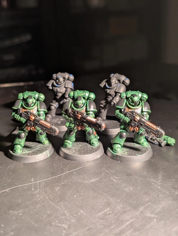 5 hellblasters Salamanders (3 montés et peints + 2 montés et sous-couchés)