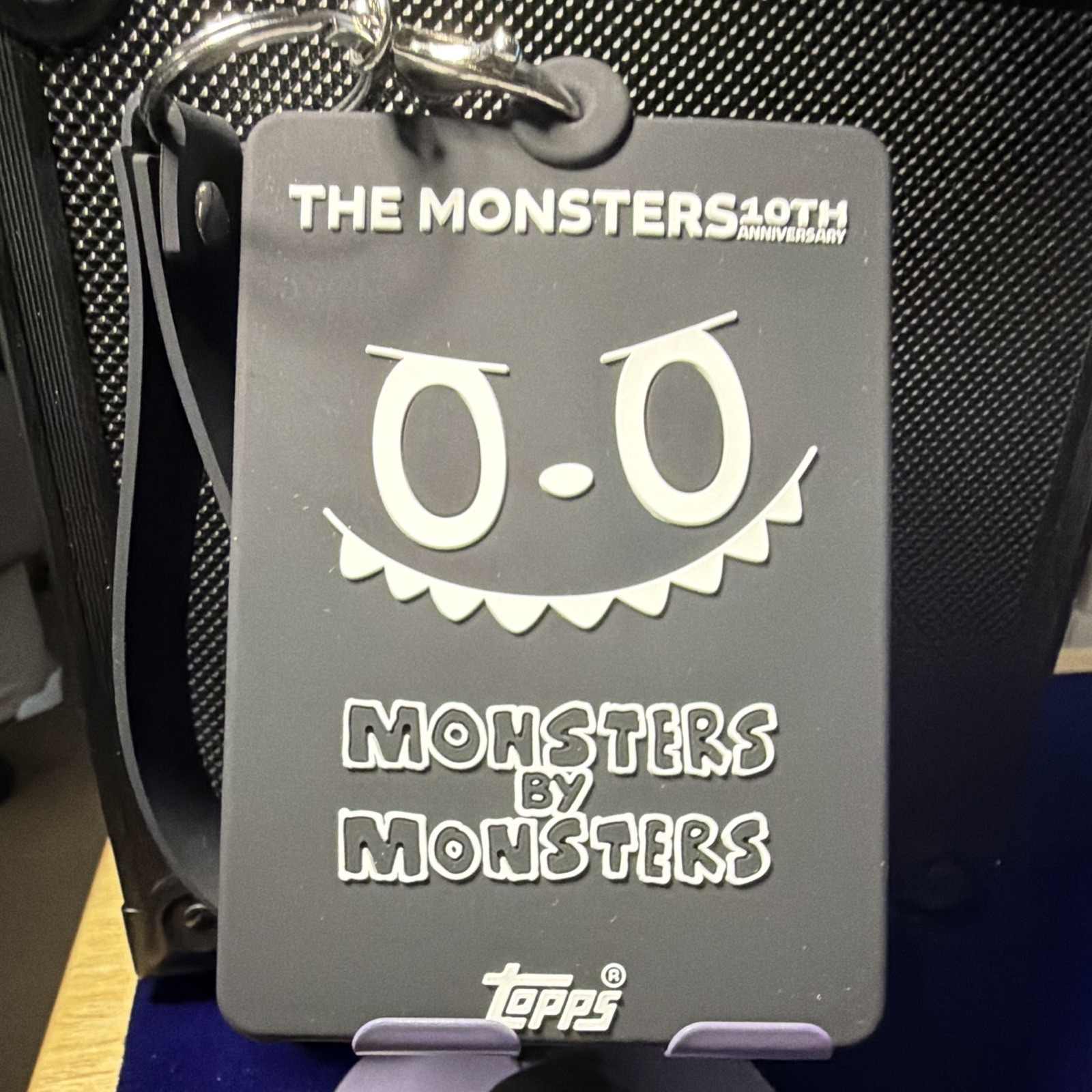Topps The Monsters Portachiavi Cornice Foto 10° Anniversario, Nero con Supporto Mag