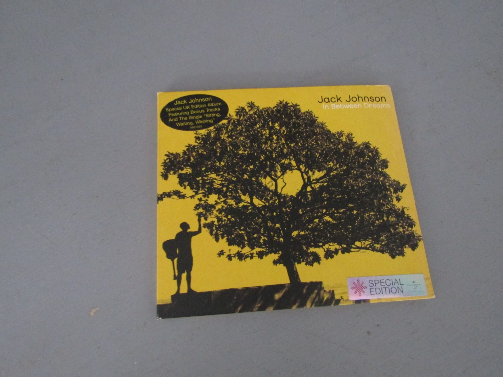 JACK JOHNSON CD ,IN BETWEEN DREAMS [PLAYS WELL ]