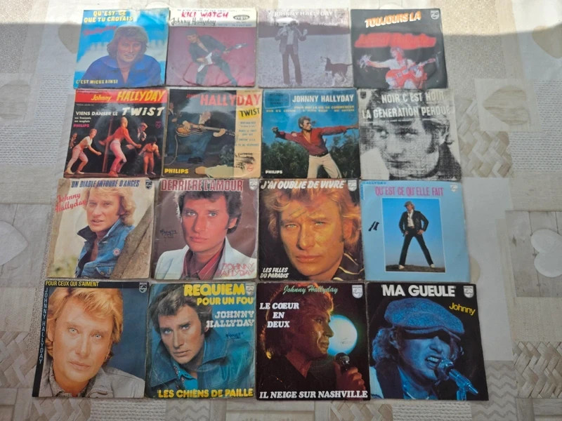 Lot de 16 vinyles 45 tours Johnny Hallyday