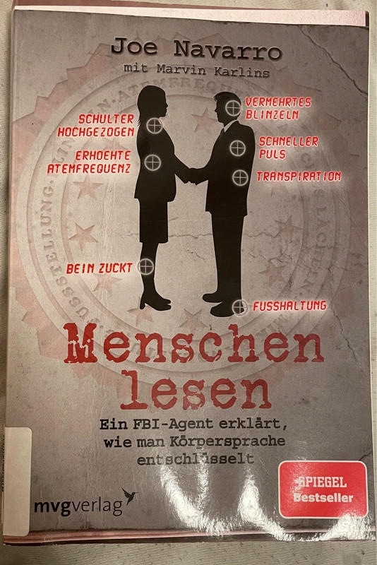 Menschen lesen Buch