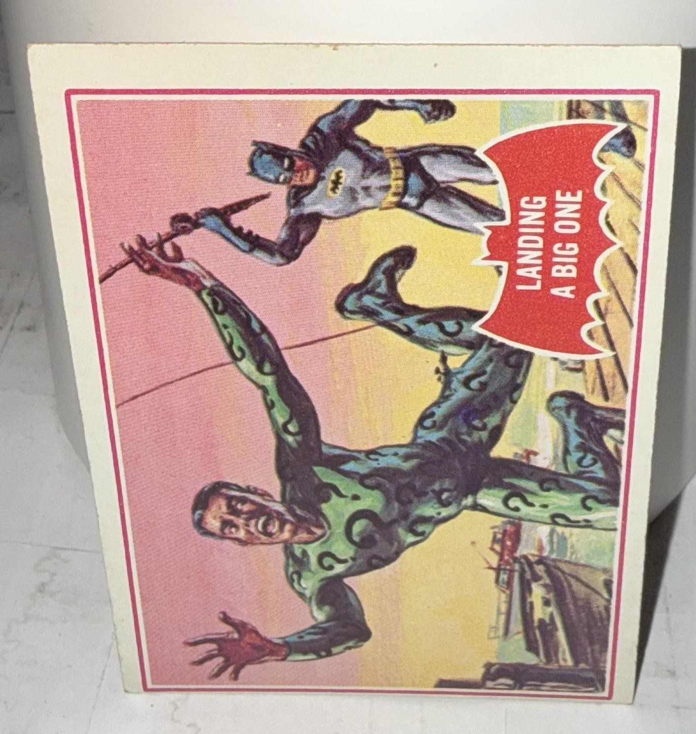 Vintage 1966 TCG Batman Landing A Big One #11A Trading Card Enigmista Puzzle Indietro