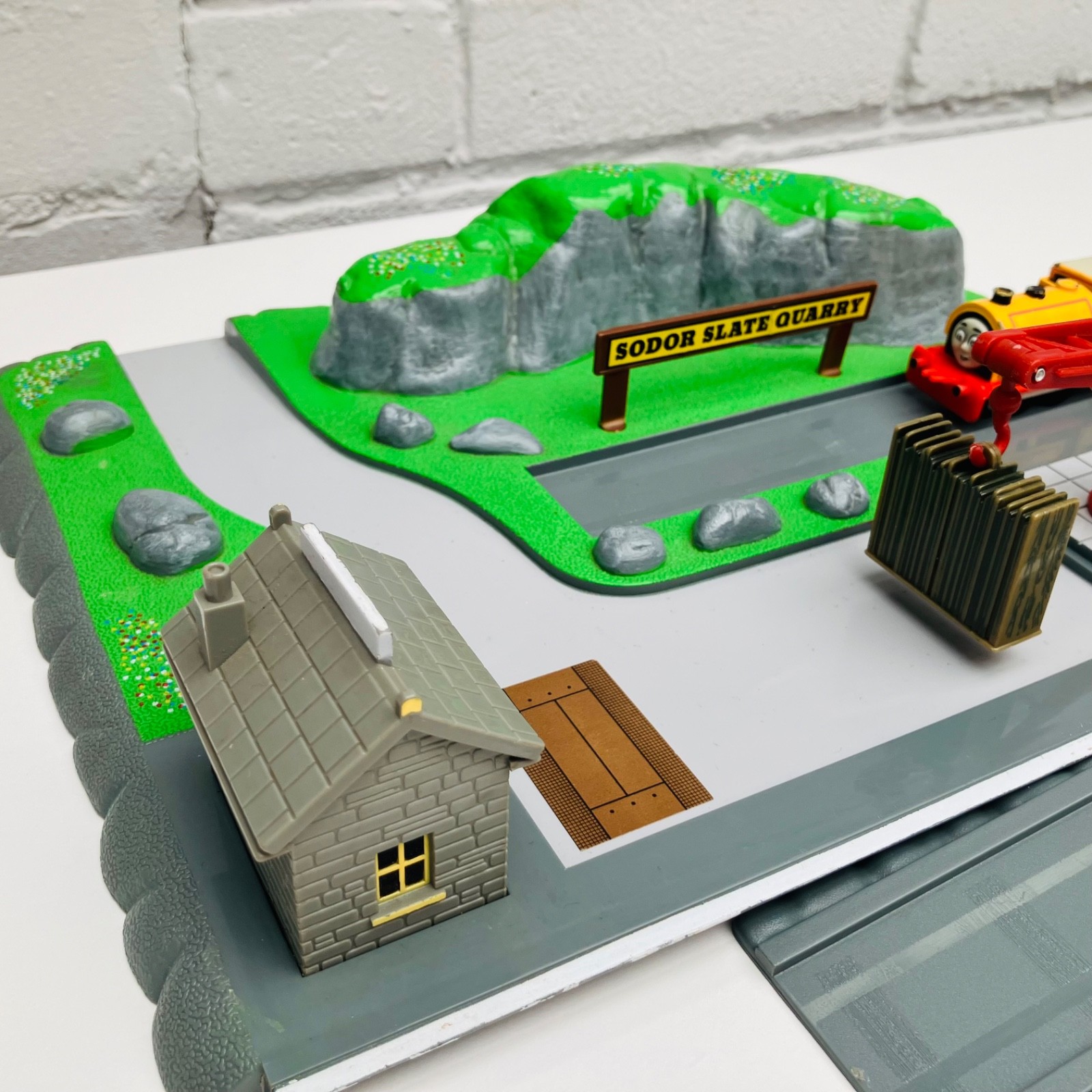 ERTL SODOR QUARRY LOADING Thomas The Tank Engine & Friends ERTL Die-Cast Train