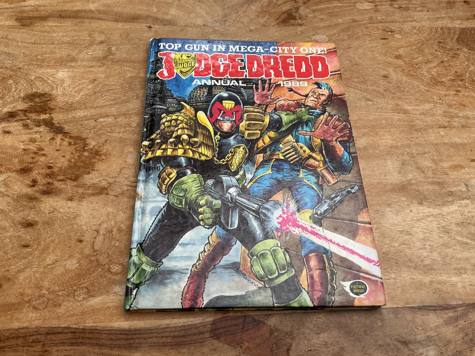 Judge Dredd Annual 1989 - Inc price corner,  with a few marks, see pictures