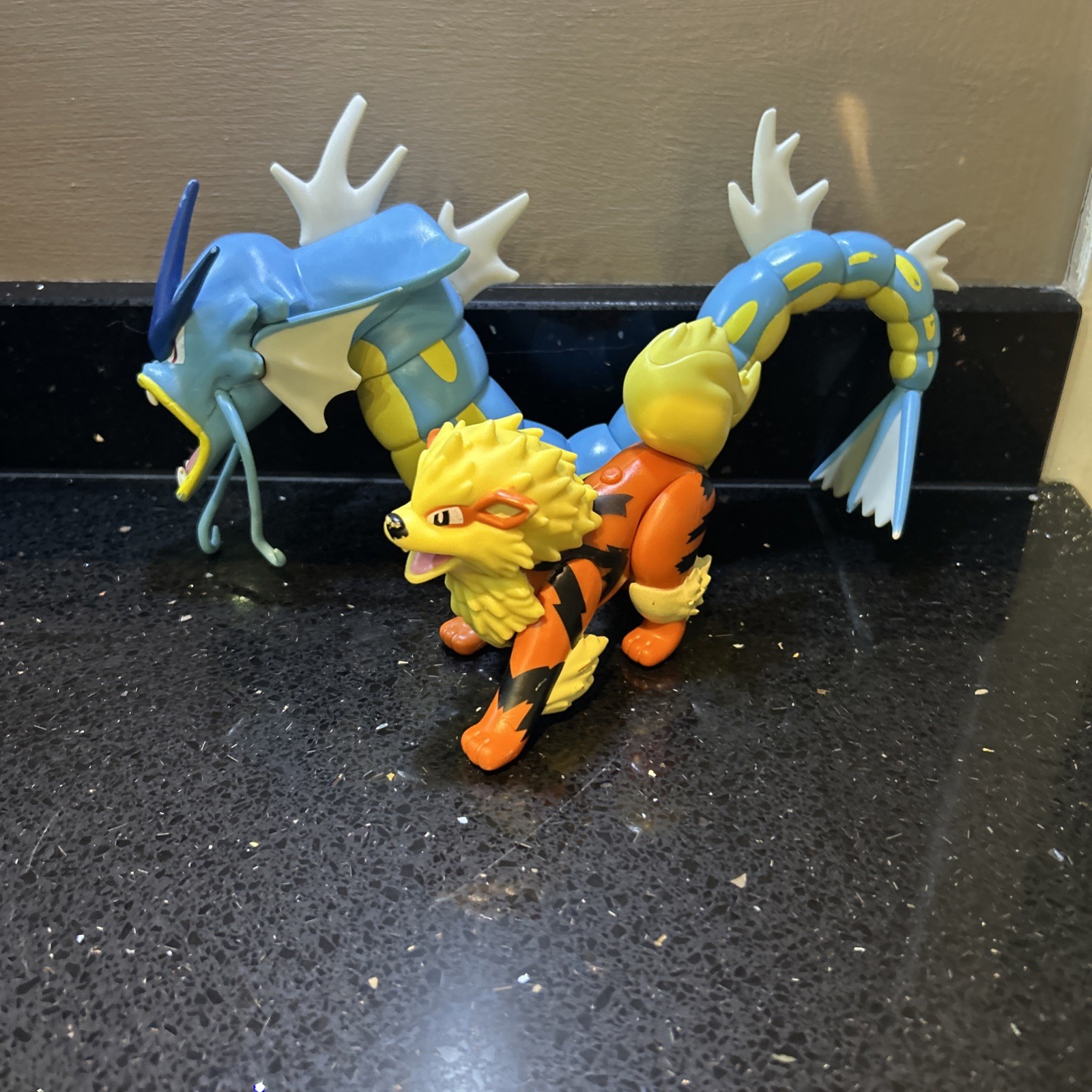 Pacchetto action figure Pokémon leggendaria epica battaglia Gyarados Arcanine