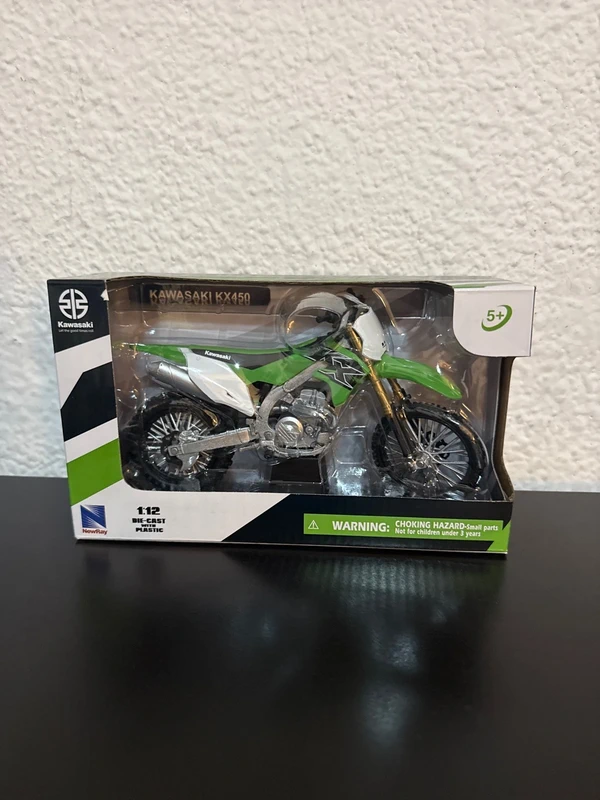 Moto Kawasaki KX 450. Scala 1:12