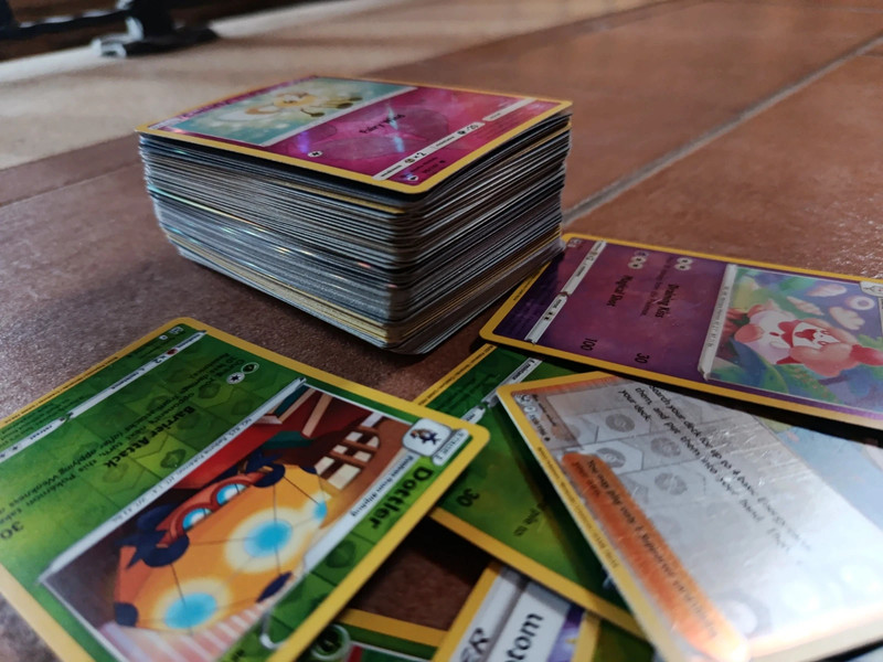 Lotto 100 carte Pokemon Holo/reverse : Cutiefly Sole e luna ombre infuocate.
