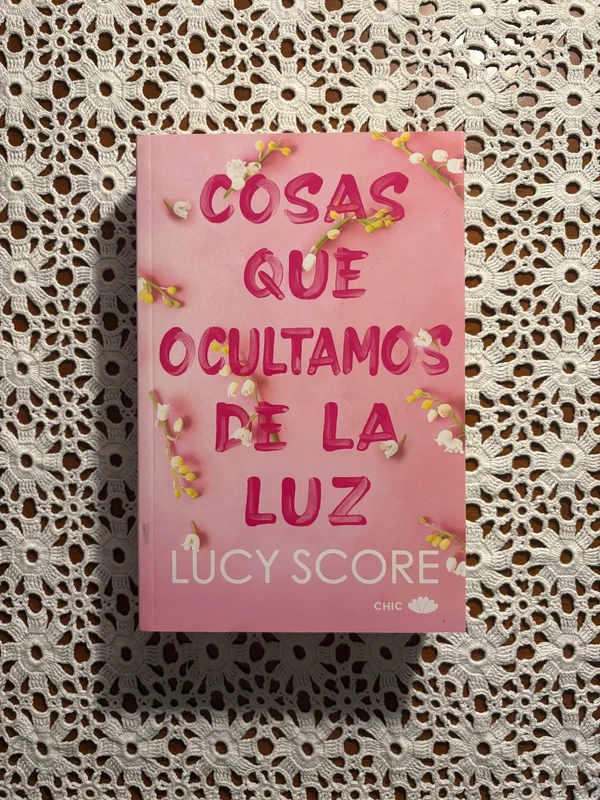 Libro Cosas Que Ocultamos De La Luz/ Lucy Score