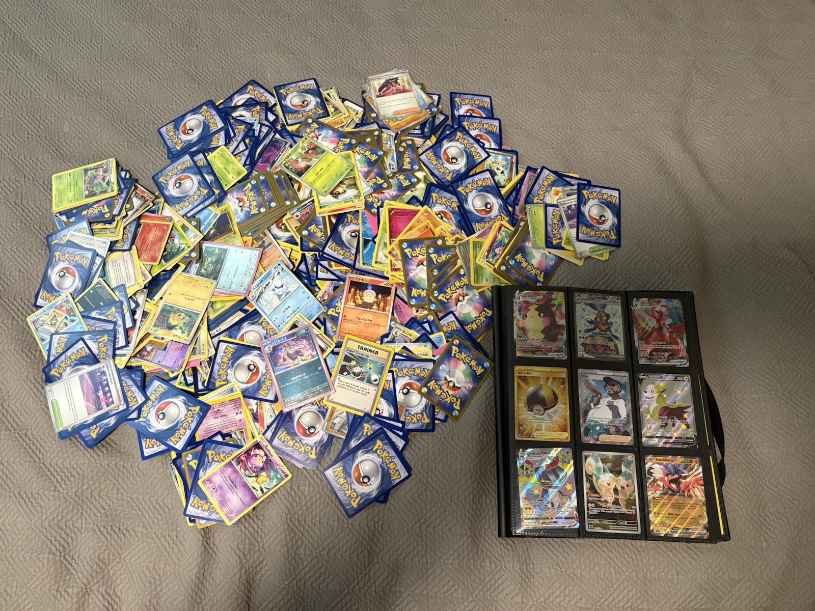 Lotto carte pokemon e raccoglitore inclusi con carte all'interno