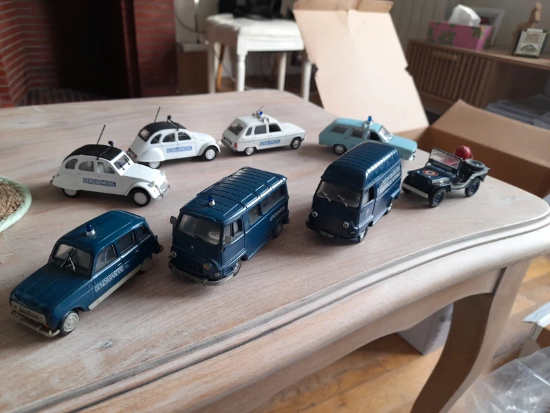 8 miniatures vehicules gendarmerie 1/43