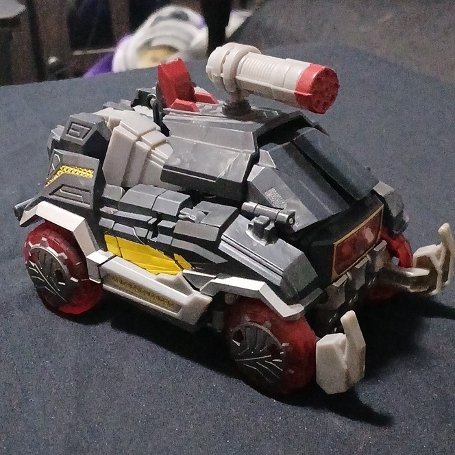 Hasbro Transformers Generations FOC Decepticon Soundblaster con disco dati Buzzsaw