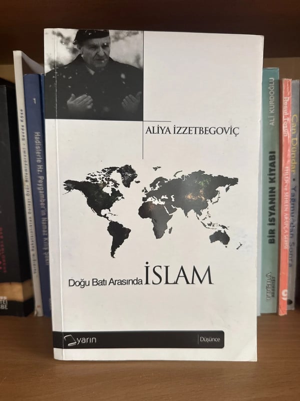 Doğu Batı arasında İslam - Aliya İzzetbegoviç
