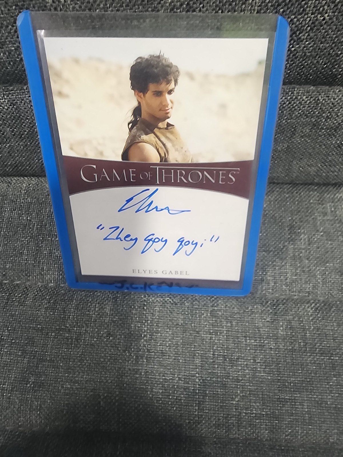 Elyes Gabel Game of Thrones Auto con scritta