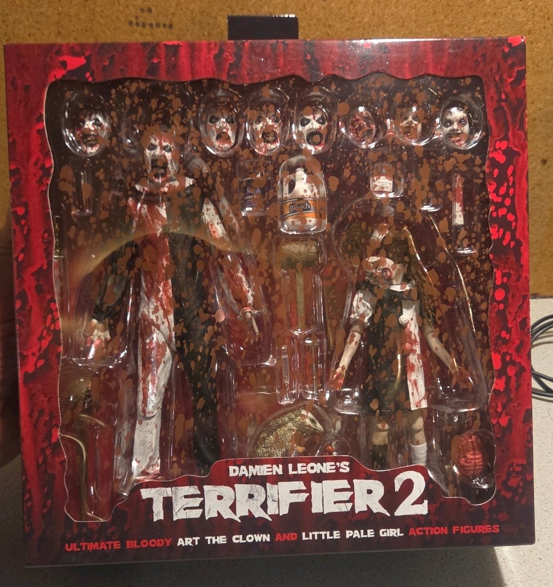 NECA Terrifier 2 Ultimate Bloody Art & Little Pale Girl Walmart Esclusiva Confezione da 2