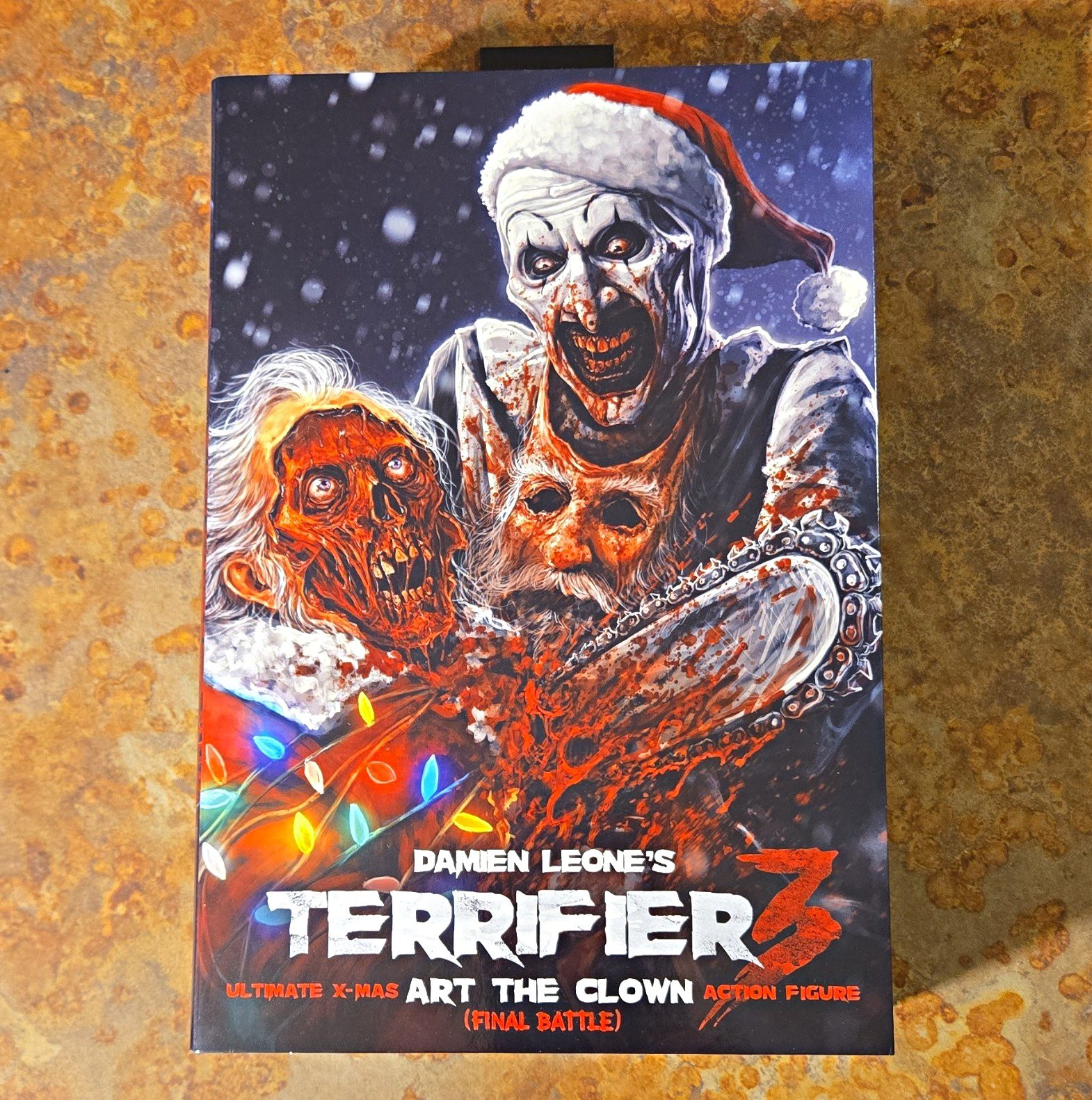 NECA Terrifier 3 Ultimate X-Mas Art the Clown Figura Battaglia Finale (Walmart escl)