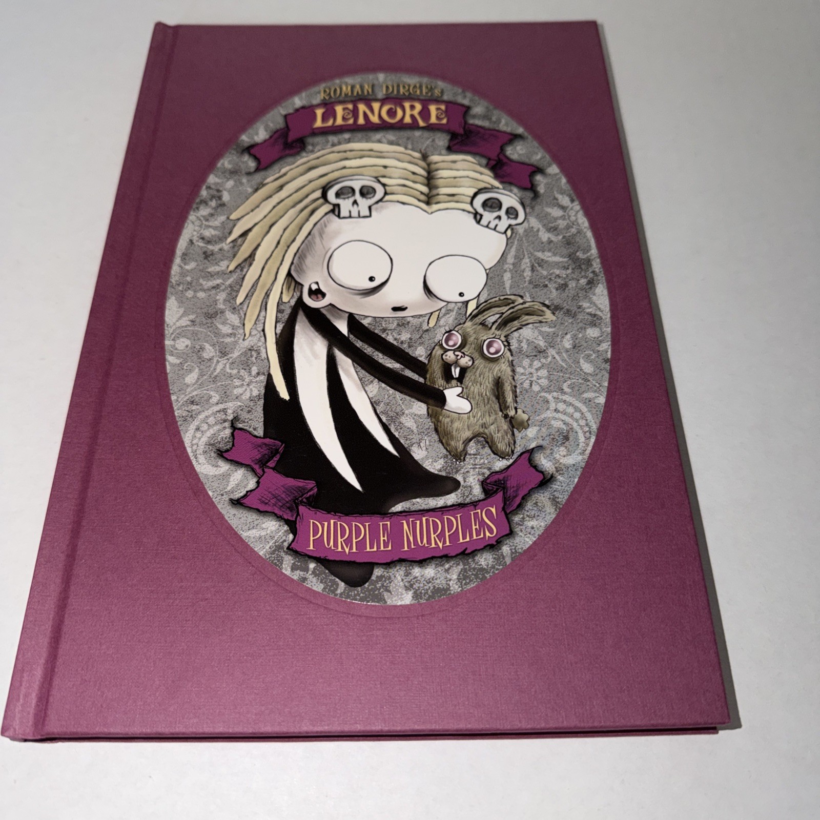 Lenore: Purple Nurples di Roman Dirge, graphic novel fumetto umorismo gotico 2013 HC