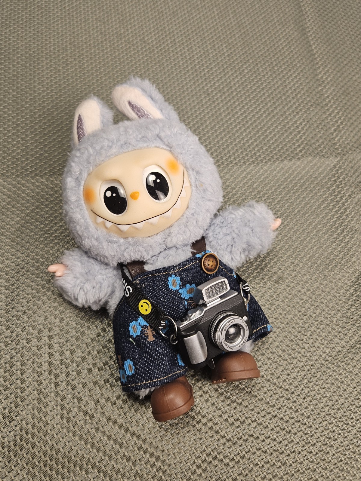 Portachiavi Pop Mart Labubu, I Mostri Peluche, con Fotocamera e Salopette