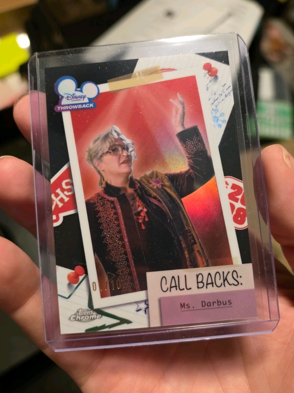 Fermalibro musicale scuola superiore Ms Darbus Call Back 01/10 Disney Topps Chrome 2026
