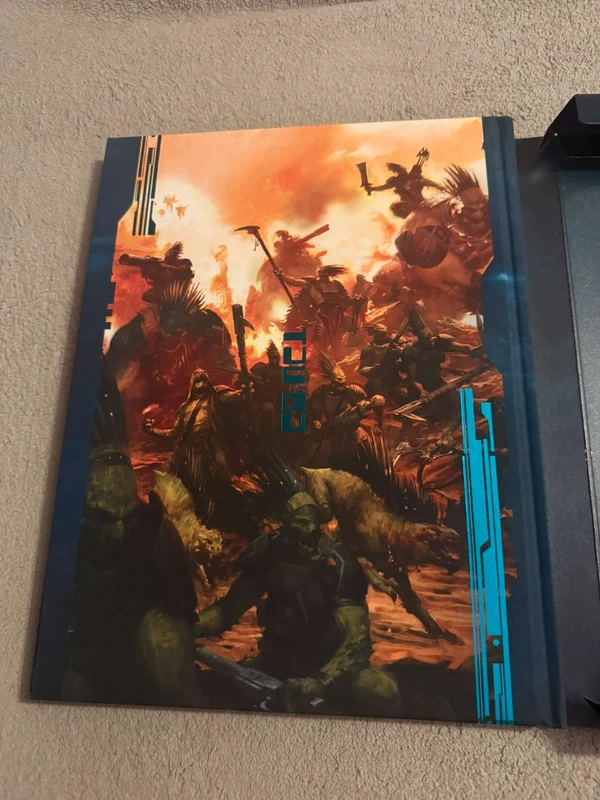 W40k, codex Tau collector, attention la couverture du coffret est un peu abîmée