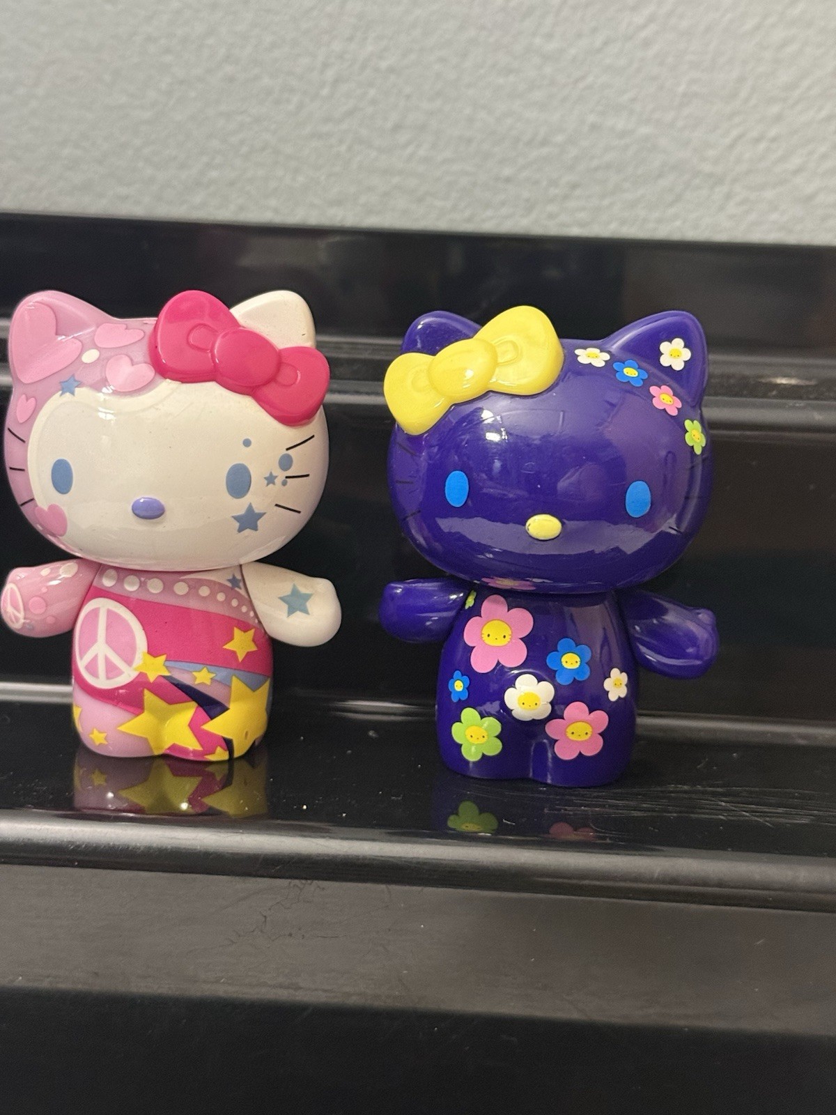 Sanrio Hello Kitty Urban Vinyl Peace & Love Kitty & Flower Power figure