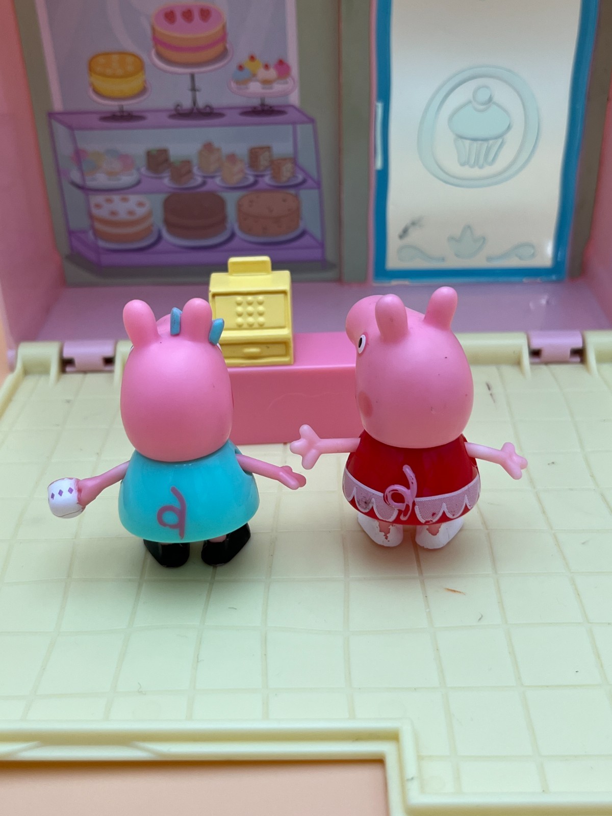 Peppa Pig Bakery Playset with 2 figures and cash register - Fold and Carry
