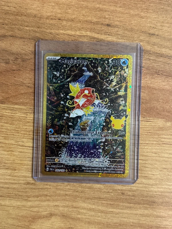 Titre : Pokémon 30e Anniversaire – Magicarpe holographique 203/193 – Carte collector