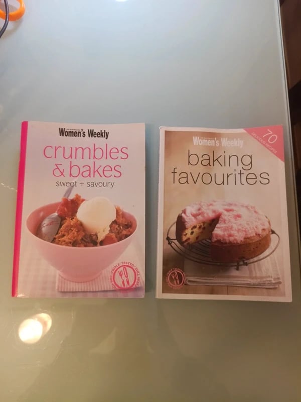 Dos pequeños libros de recetas dulces y salados Inglés .