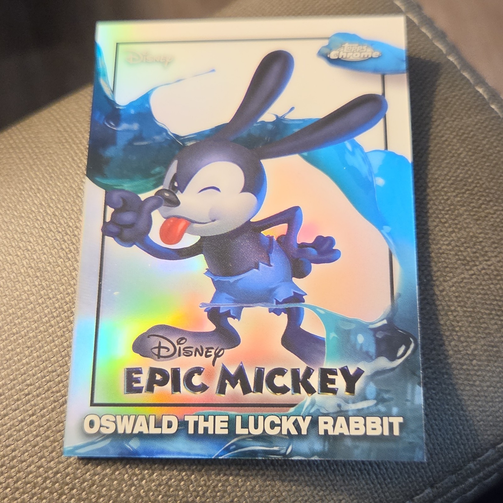 2026 Topps Disney Neon Oswald Il Coniglio Fortunato Epico Topolino Carta Cromata - #EM-5