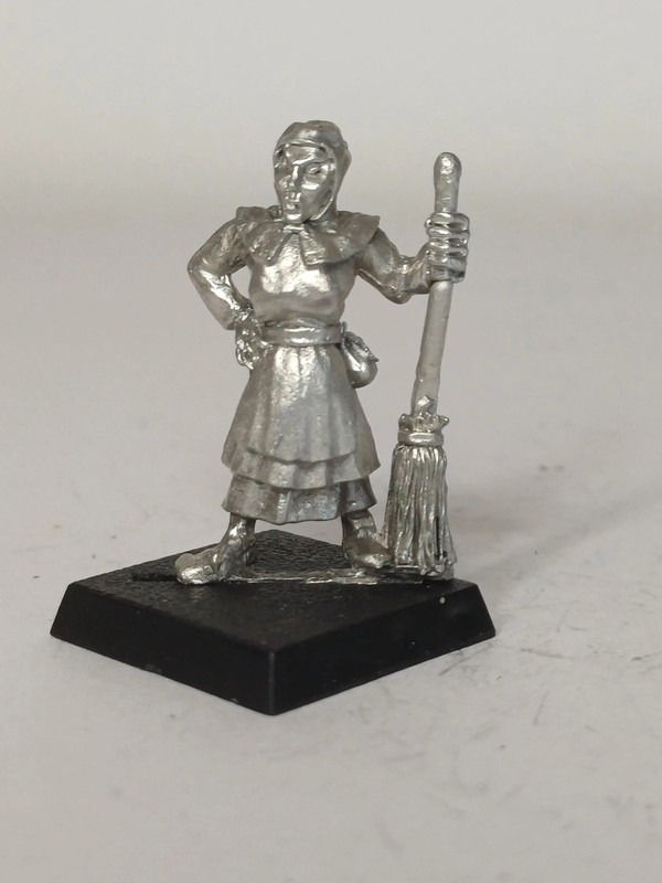 Marauder Miniatures CZ 15 - Citizen Maid with Broom (1989) Citadel