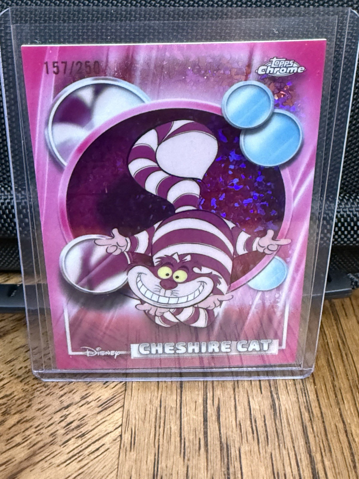 2026 Topps Chrome Disney - Rifrattore rosa gatto del Cheshire /399